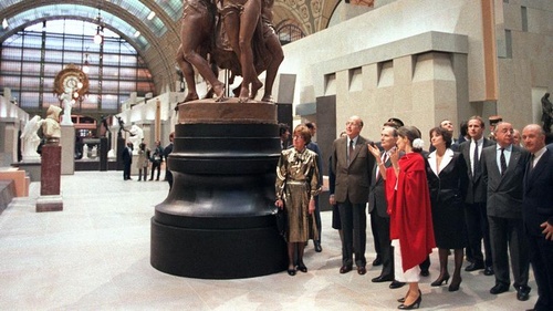 Anne Pingeot (in red) with François Mitterrand, President of the Republic (just left of Pingeot) at the inauguration of the Musée d'Orsay, December 1, 1986. Photo: Derrick Ceyrac/AFP
