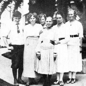 Anna Valentien with her students (1916). Valentien stands between Donal Hord (left) and Dorr Bothwell (right).