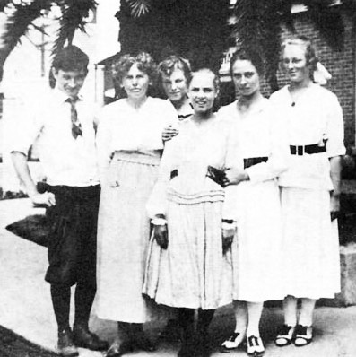 Anna Valentien with her students (1916). Valentien stands between Donal Hord (left) and Dorr Bothwell (right).